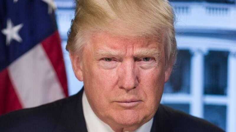 Опубликовано первое фото Дональда Трампа на скамье подсудимых