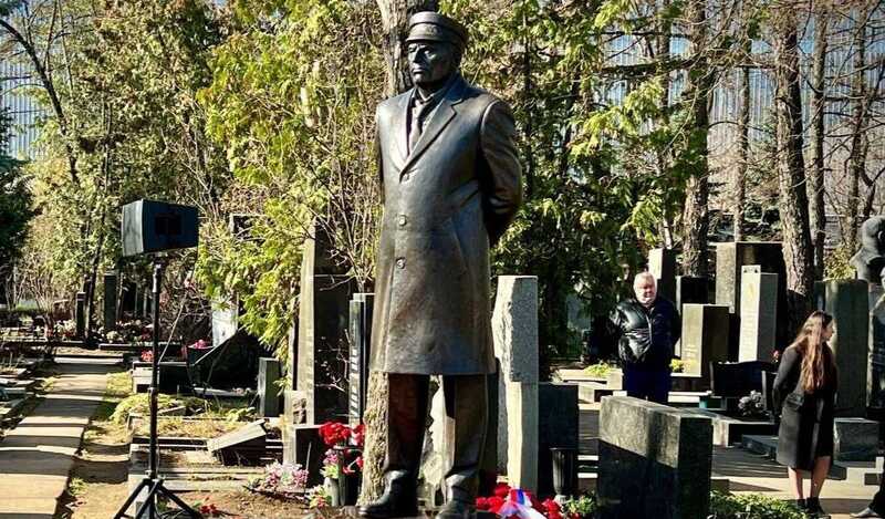 В Хамовниках на Новодевичьем кладбище открыли памятник Жириновскому