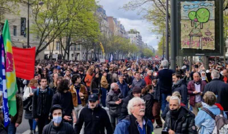 Протестующие против пенсионной реформы подожгли любимый ресторан Макрона в Париже