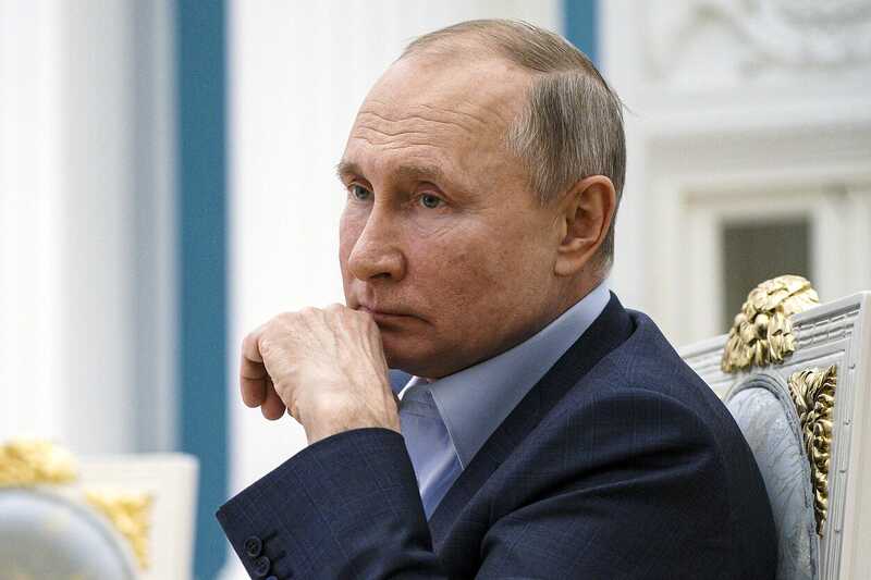 Путин поручил увеличить доходы жителей Крыма