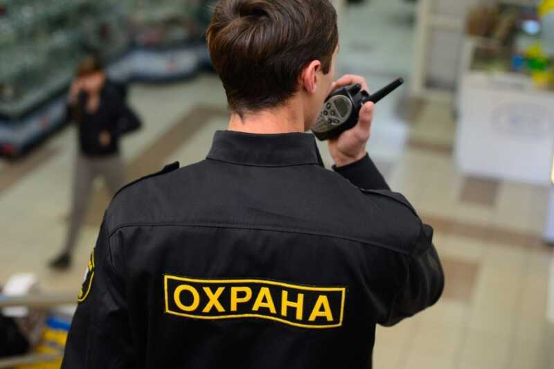 В Петербурге охранники универмага избили инвалида