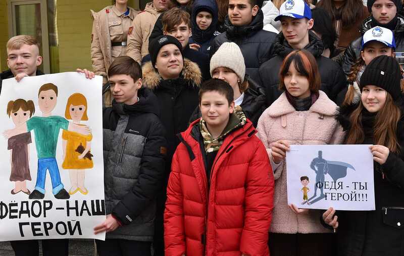 Брянский губернатор вручил медаль спасшему детей при атаке диверсантов школьнику