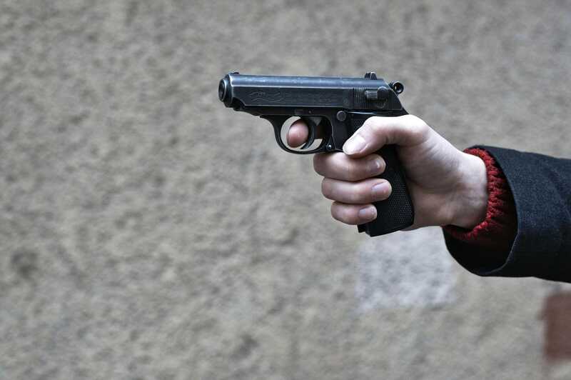Трое молодых людей открыли стрельбу по российскому бизнесмену из окна дома
