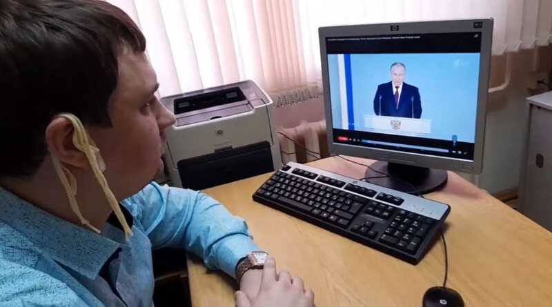 В КПРФ решили судьбу слушавшего Путина с лапшой на ушах депутата