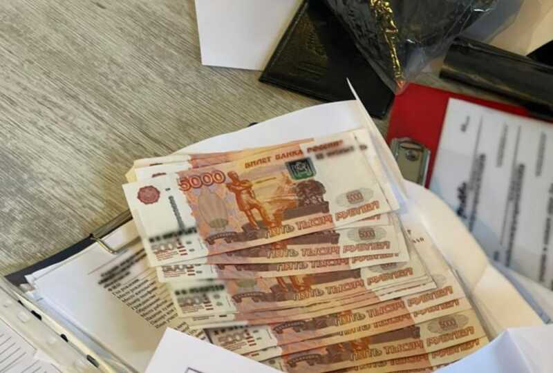 Бизнесмен пытался выкупить арестованную в Слюдянке фуру со спиртным за взятку
