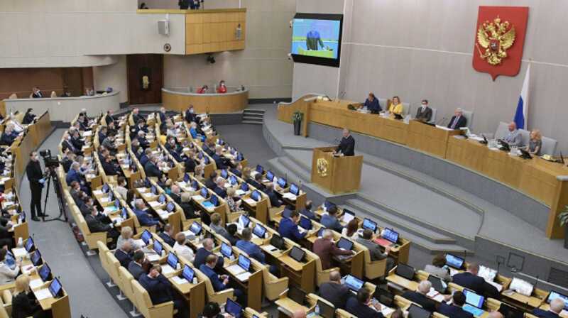 Госдума в трех чтениях сразу приняла поправки о пожизненном лишении свободы за госизмену
