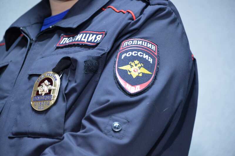 Попавшегося из-за ярко-синих волос лжеполицейского показали на видео