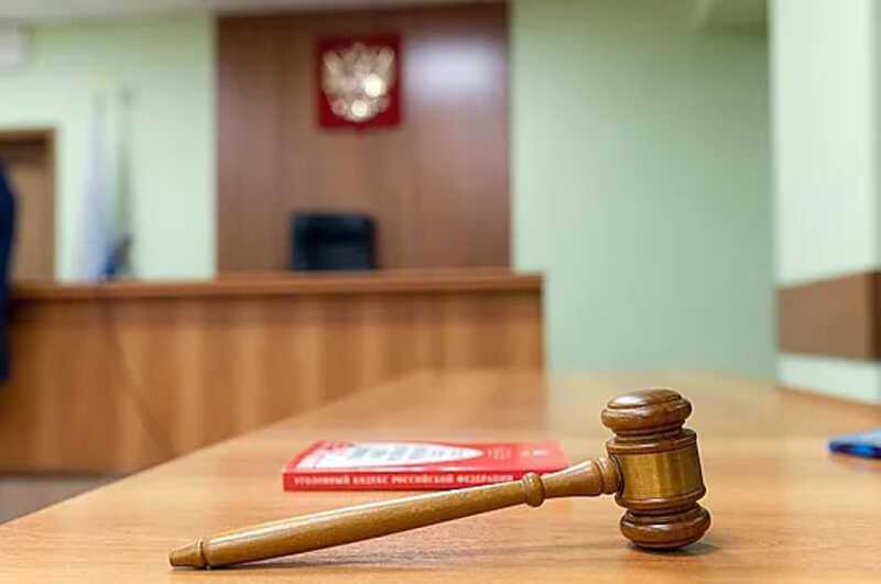 В Москве осудят отца за попытку сбросить с балкона многоэтажки маленькую дочь
