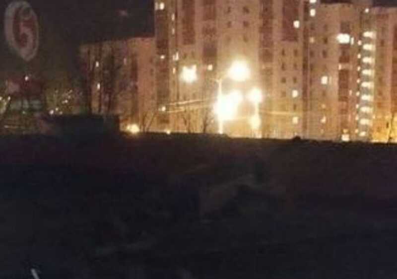 Одну из машин ударной волной закинуло на крышу местной пятерочки