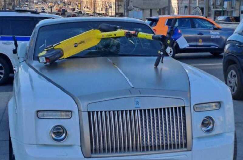 В центре Москвы неизвестные разбили Rolls-Royce электросамокатами
