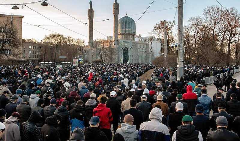 Россияне пожаловались на перекрытый двор из-за сотен молящихся мусульман