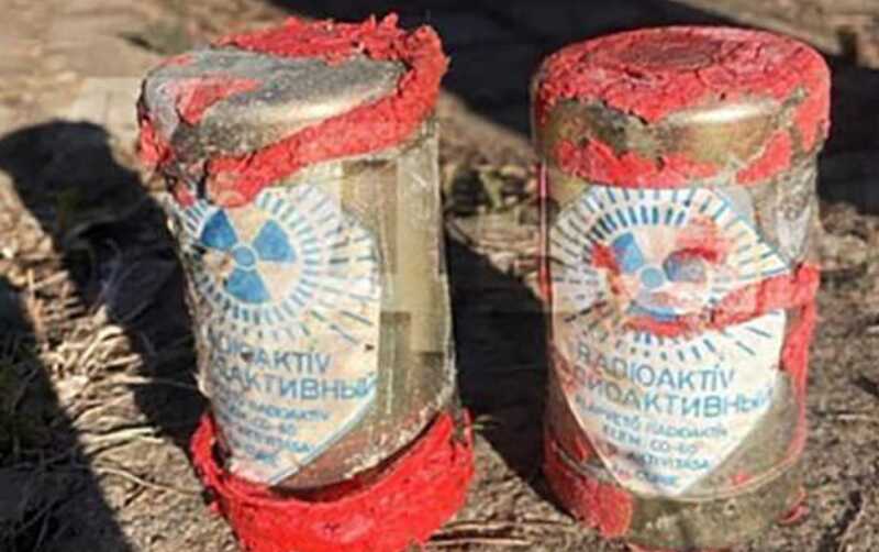 Житель Ленинградской области нашел во дворе на даче емкости с радиоактивным веществом