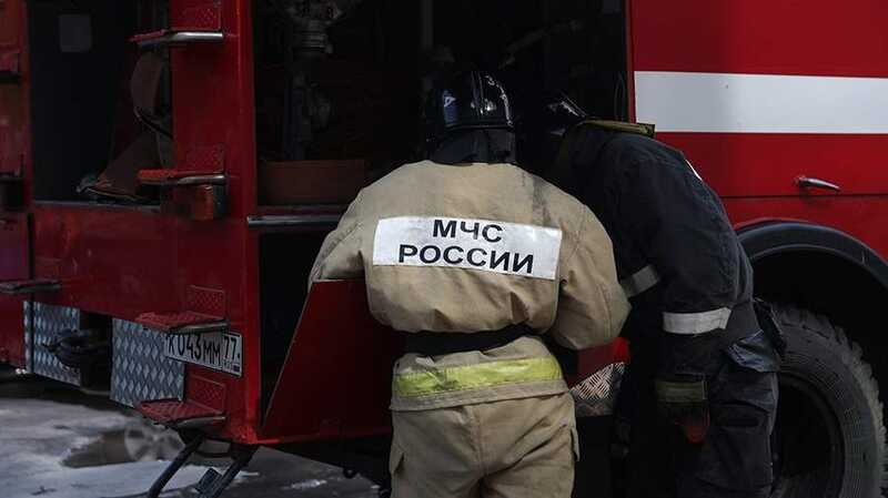В Подмосковье загорелся автосервис