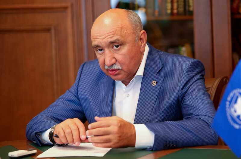 Суд "профессора" боится?