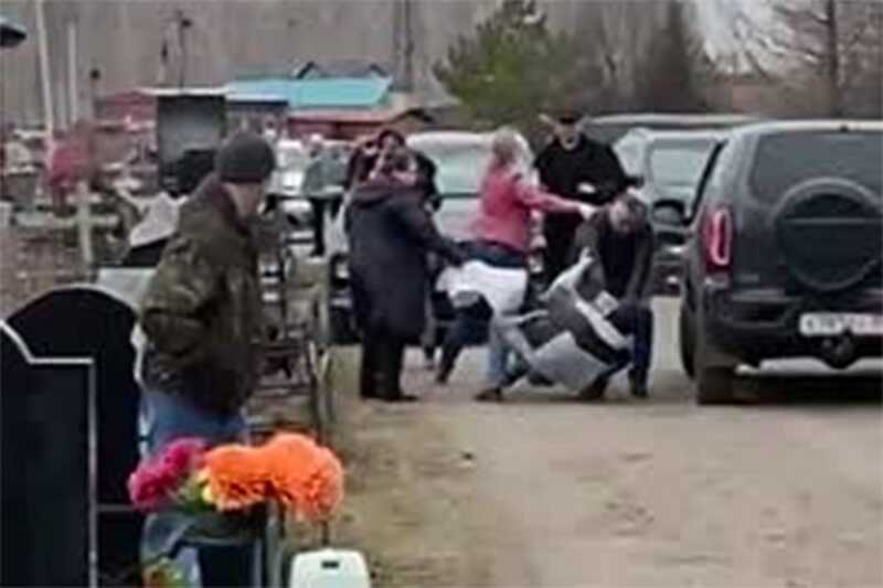 Массовая драка на российском кладбище попала на видео