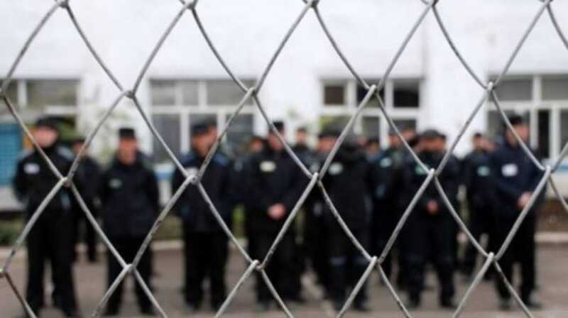 240 заключённых из лечебно-исправительного учреждения ЛИУ-23 провели по улицам посёлка в Свердловской области