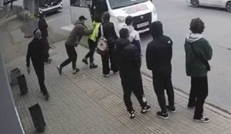 Наркоман чуть не отправил на тот свет женщину на остановке в Омске