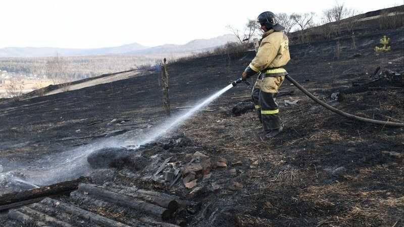Пожар в уральском поселке уничтожил колонию и дома ее сотрудников