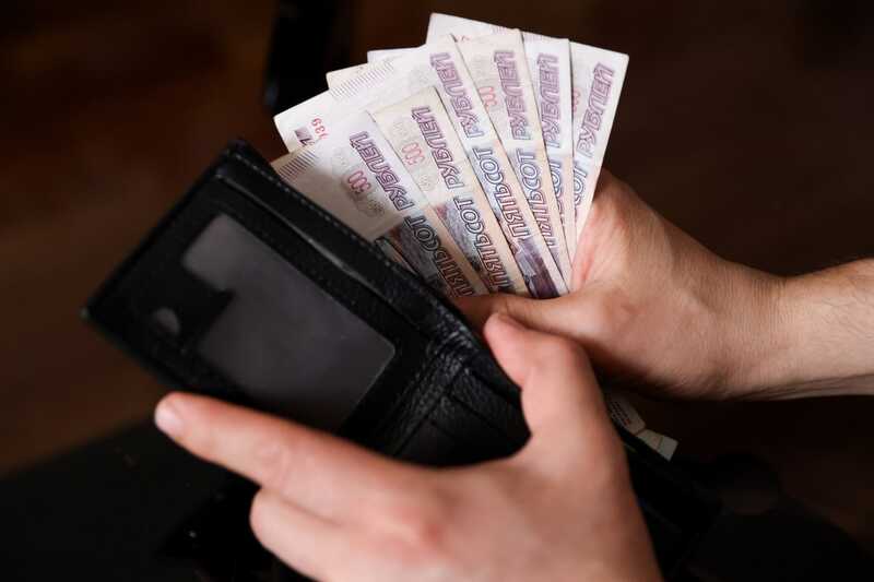 Зарплаты российских депутатов Госдумы и сенаторов могут упасть до средней по стране