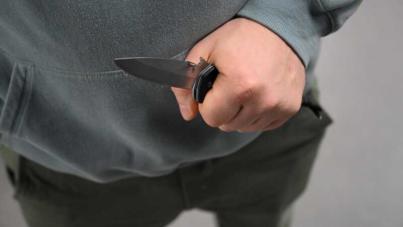 Россиянин набросился с ножом на полицейского и попал под следствие