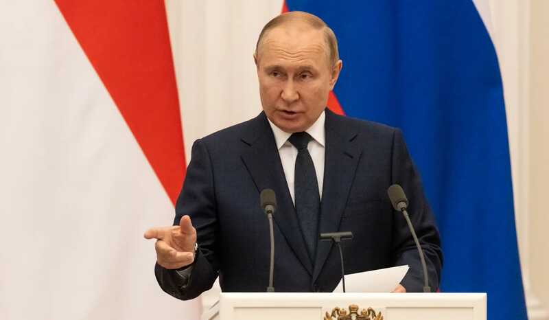 Путин наградил участвовавших в восстановлении Крымского моста рабочих
