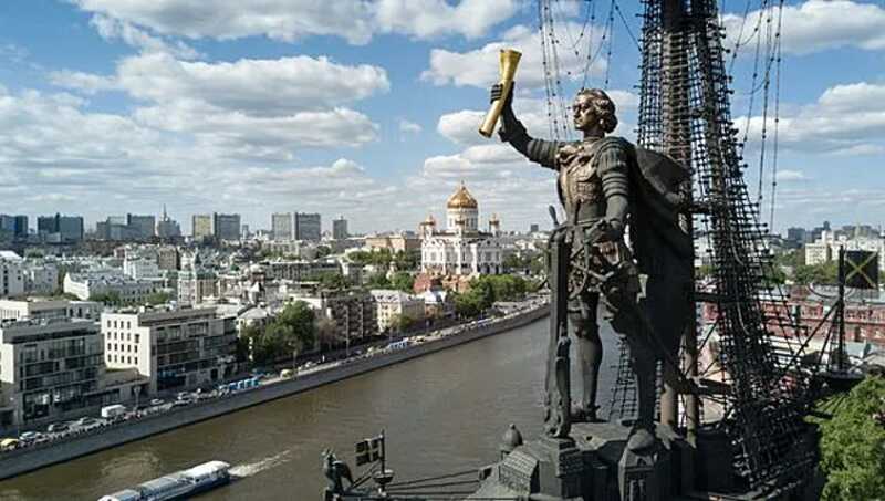У памятника Петру Великому в Москве упал дрон