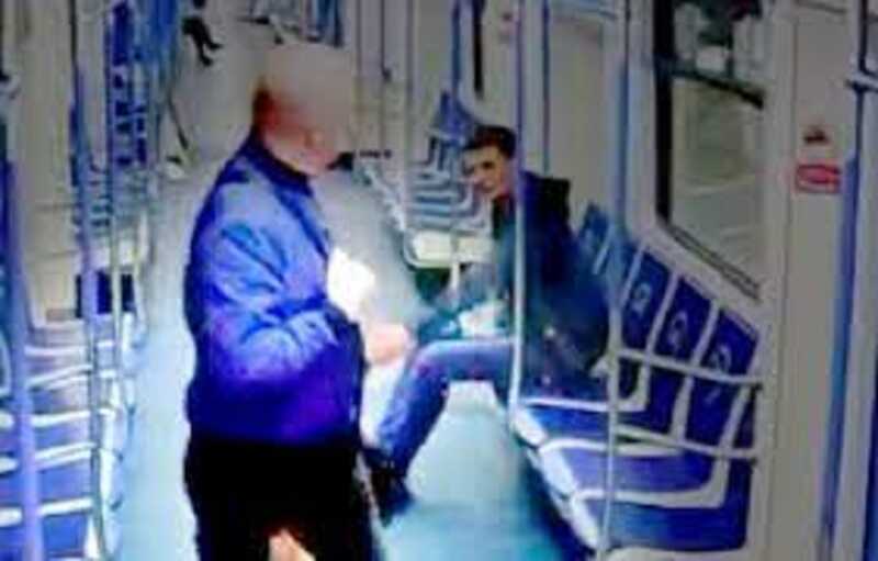 Пассажир избил пенсионера в метро из-за того, что он наступил ему на ногу