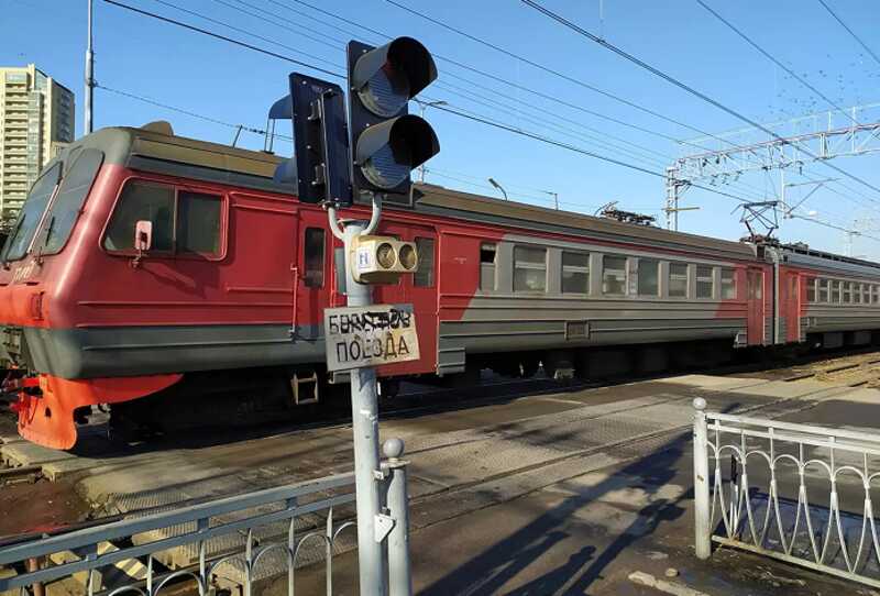 В Москве электричка сбила человека и нарушила график движения поездов
