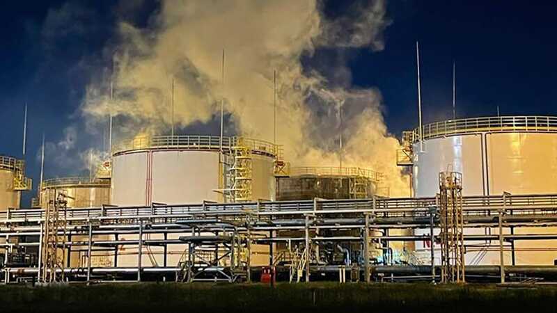Момент атаки беспилотников на нефтезавод Кубани сняли на видео