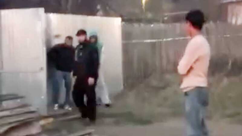 Полиция спасла пристававших к школьницам мигрантов от толпы разгневанных россиян