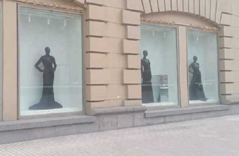 Манекены в бутике Юдашкина облачились в чёрное в знак скорби по кутюрье