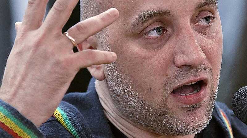 Захар Прилепин находится в критическом состоянии, его водитель, гражданин Украины погиб на месте