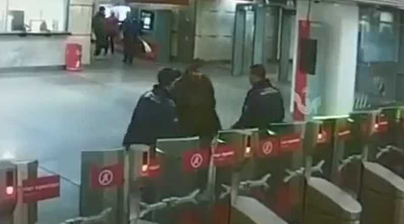 В московском метро мужчина разбил створку турникета, не желая проходить на досмотр