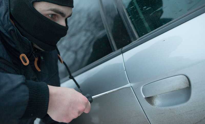 В Москве неизвестный угнал автомобиль с двумя детьми внутри