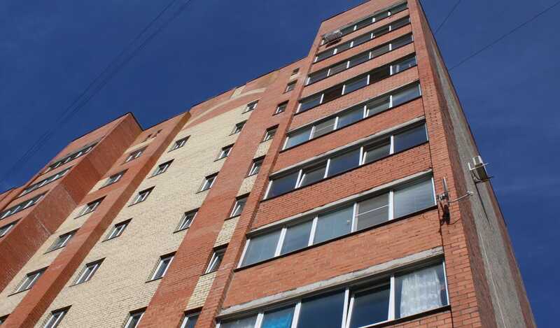 В Москве девятилетняя девочка повисла на 19-м этаже дома