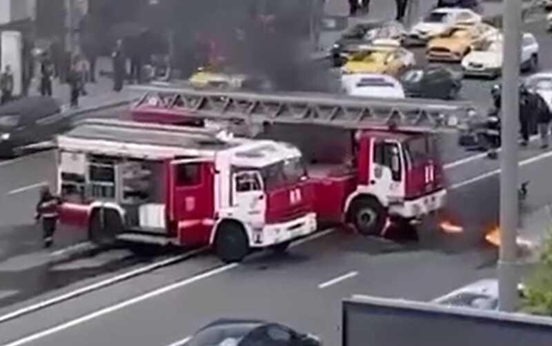 Мотоцикл загорелся после ДТП в центре Москвы