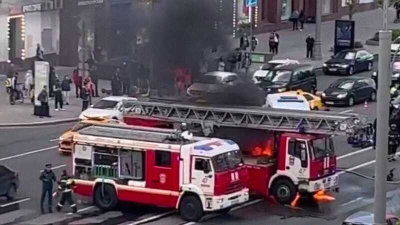 Момент аварии с мотоциклом и пожарной машиной в центре Москвы попал на видео