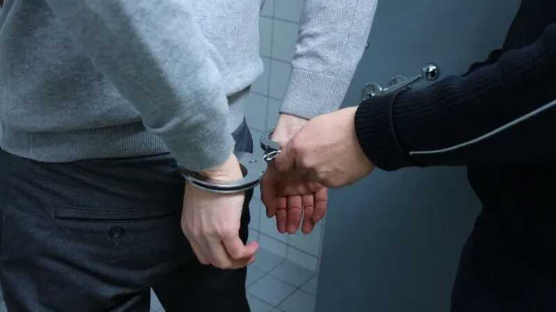 Убивший собутыльника россиянин попытался сбежать из отдела полиции и сломал ногу