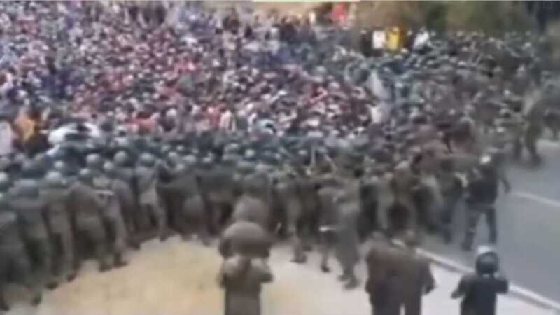 Протестующие в Пакистане прорвали блокаду силовиков и направились в столицу Исламабад