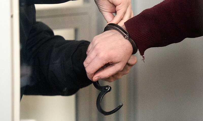 Задержанный сломал ногу, сбегая из полиции через окно на 3 этаже в Тюмени