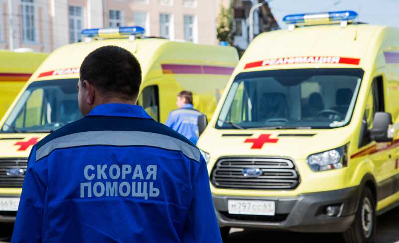 Российский первоклассник запустил самодельный парашют и выпал из окна школы