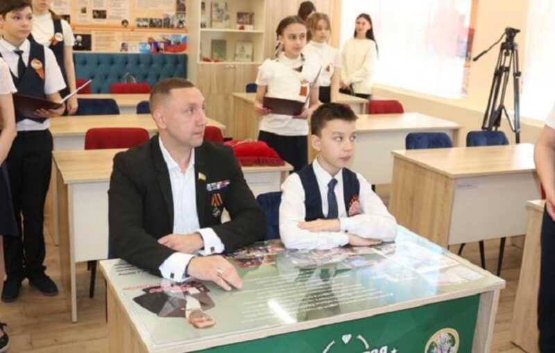 В Ростове-на-Дону депутат торжественно открыл «Парту Героя» в честь самого себя