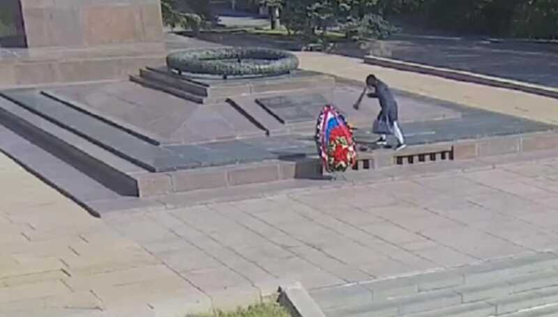 Туристка сожгла на Вечном огне свои вещи и попала на видео