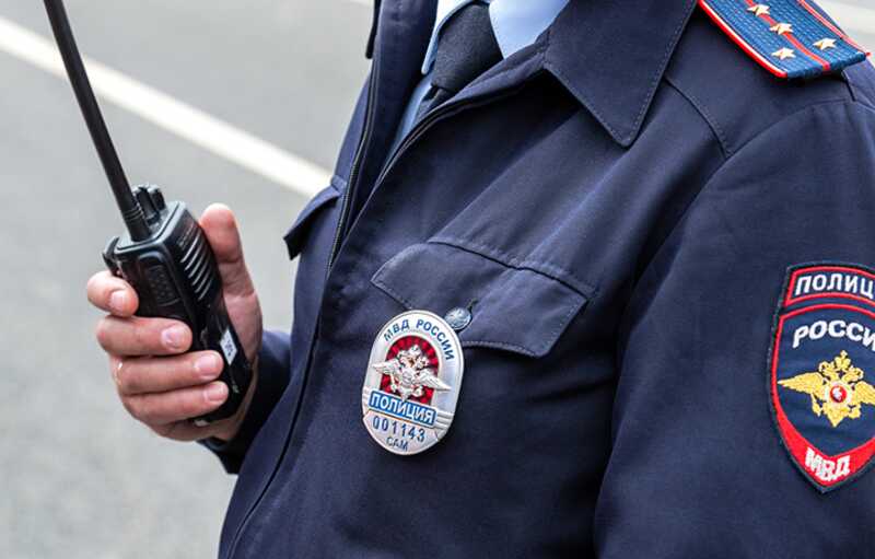 В Москве мужчина показал жест с перерезанием горла маленькой девочке