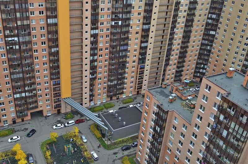 Мужчина решил спуститься с 8-го этажа на зонтике в Новосибирске