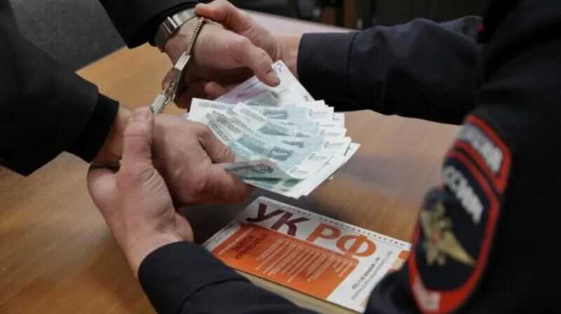 Двоих российских экс-полицейских осудят за взятку сотруднику ФСБ
