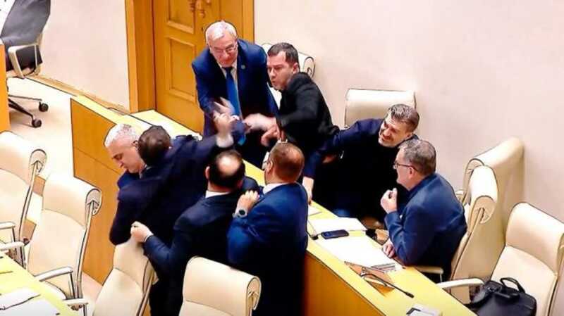Депутаты грузинского парламента подрались на заседании из-за возобновление авиасообщения с Россией
