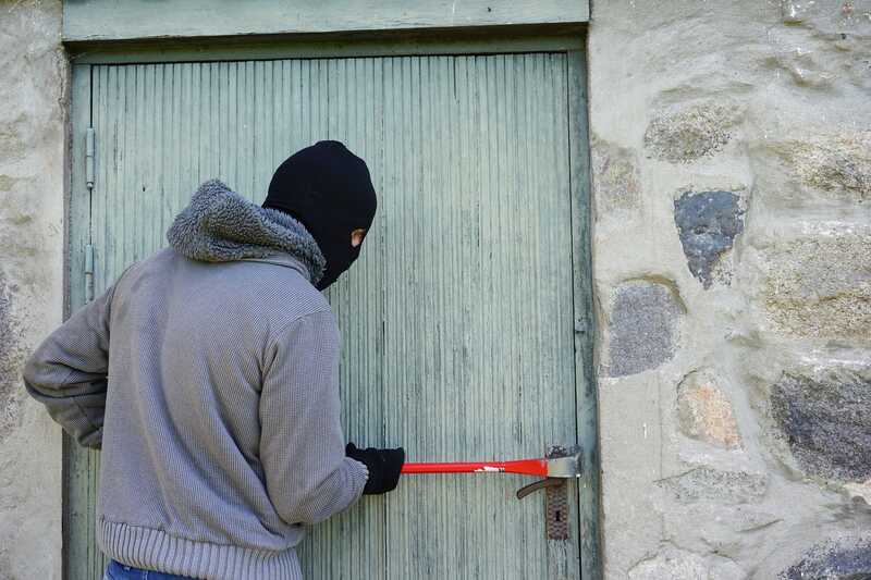 18 миллионов рублей похитили из дома депутата и предпринимателя из КБР двое в балаклавах