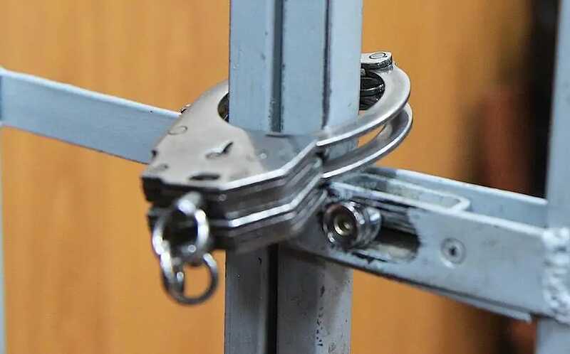 Обвиняемого в изнасиловании двух школьниц россиянина арестовали