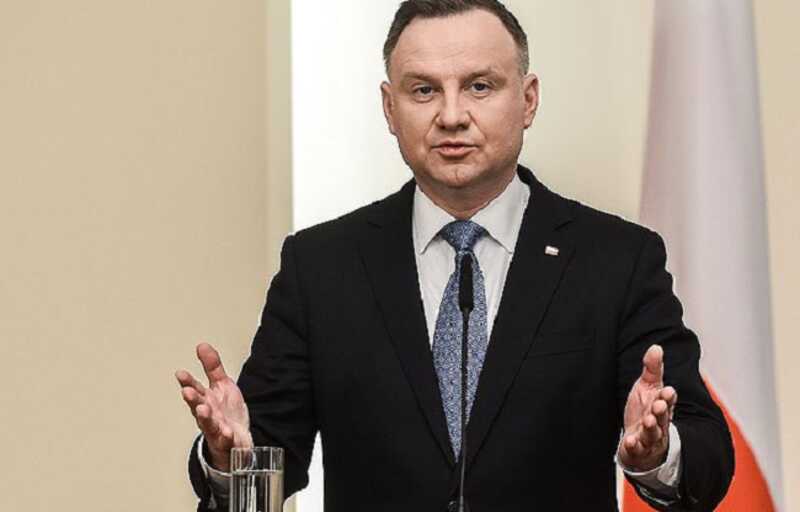 В Польше суд освободил от наказания писателя, назвавшего президента «дебилом»